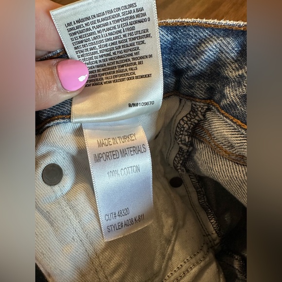 Parker Vintage Cut Off Short in Swapmeet
AGOLDE size 25 Aritzia 
Denim Jeans - Picture 4 of 9